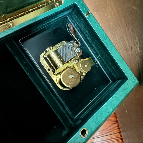 Italian Wooden Musical Jewelery Box Emerald Green - Picture 2 of 6